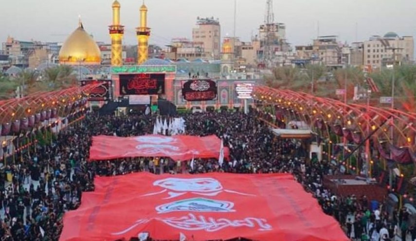 پرچم «حاج قاسم» بر دوش زائران در بین‌الحرمین