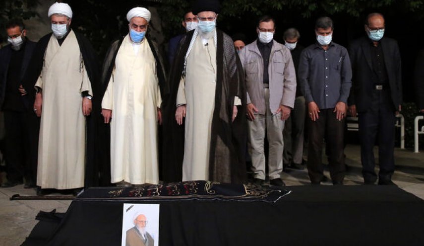اقامه نماز رهبر انقلاب بر پیکر آیت‌الله حسن‌زاده آملی