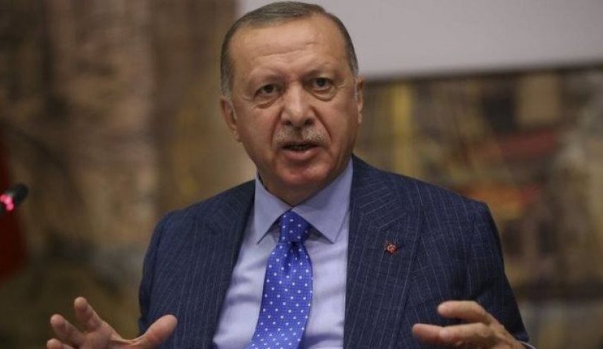 شاهد: أردوغان يطالع الصحف مع قطة حفيدته!