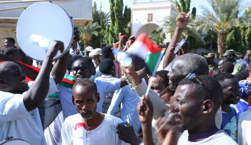 اعتصام مئات السودانيين للمطالبة بحل الحكومة
