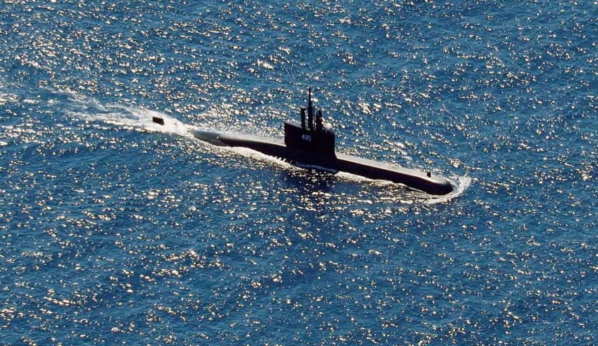 غواصة يونانية 'حديثة جدا' تتعرض لحادث غريب