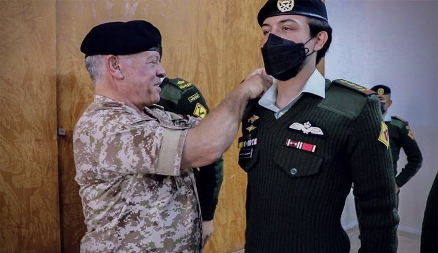 ترفيع ولي عهد الاردن الحسين بن عبد الله الثاني الى رتبة نقيب