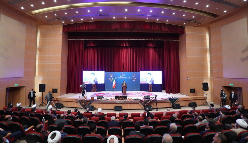 اولویت ما سامان دادن پروژه‌های نیمه تمامی است که مردم را رنج می دهد/دولت ضمن حمایت از اصحاب فرهنگ، به آنها میدان فعالیت می دهد