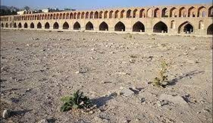 تجمع مردم اصفهان و درخواست از مسئولین برای رسیدگی به مشکل کم آبی در این استان
