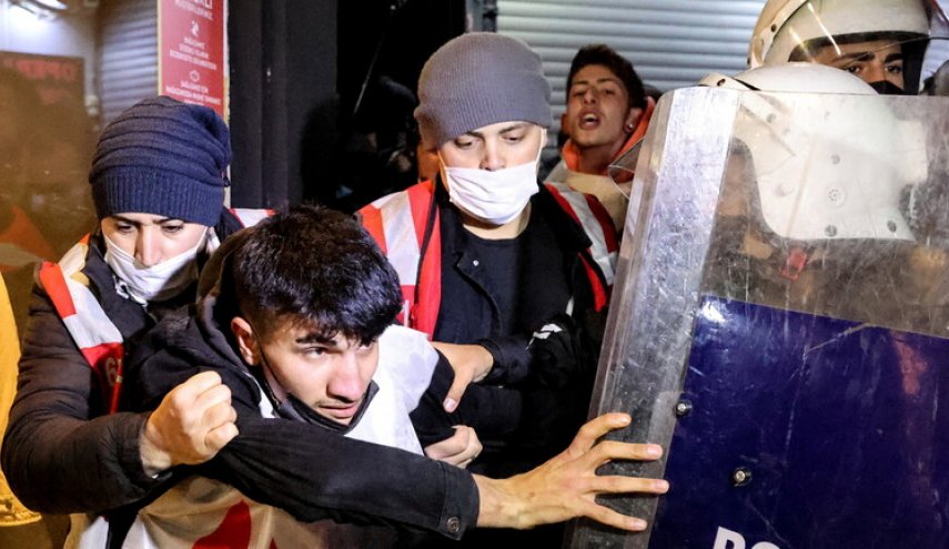 بازداشت ده‌ها نفر از معترضان به دولت ترکیه در استانبول

