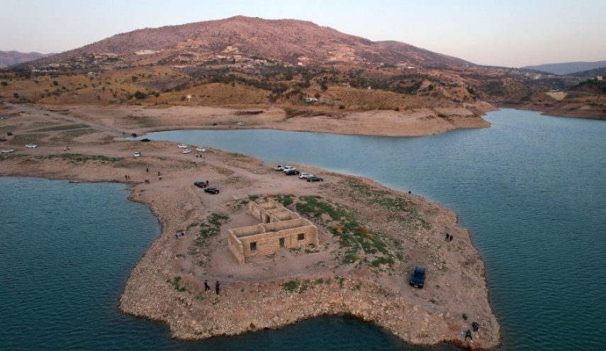 بالصور.. الجفاف يكشف عن بقايا قرية عراقية غارقة منذ عقود!
