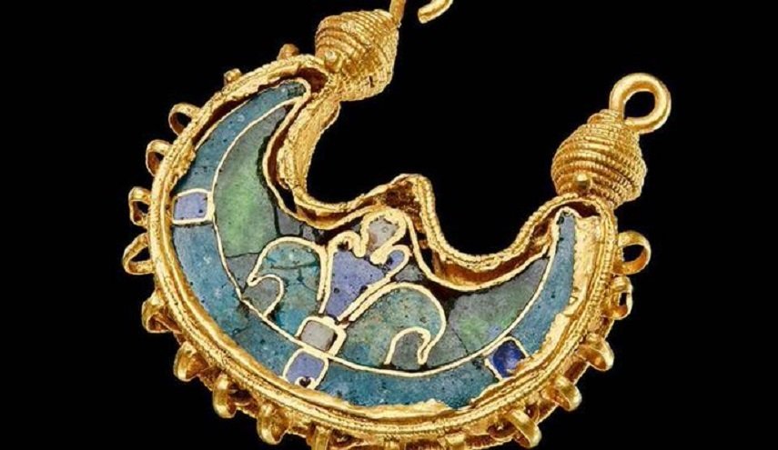 العثور على قرط ذهبي نادر يعود للقرن الـ11 في الدنمارك (صورة)