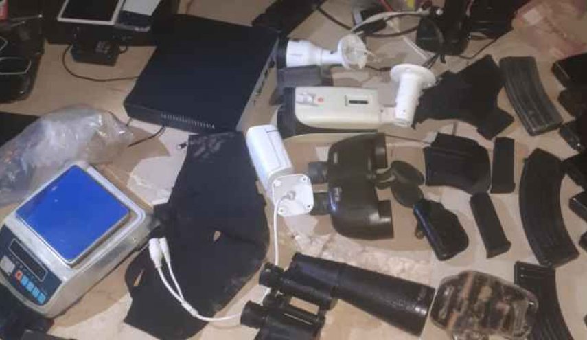 ضبط أسلحة وذخائر خلال عمليات دهم منازل في الشراونة