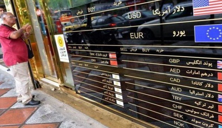 الامن الايراني يعتقل 5 مفسدين اقتصاديين في سوق العملة بطهران

