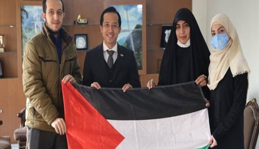 طلاب ايرانيون يسلمون ميدالية القدس لممثل الحكومة الماليزية 