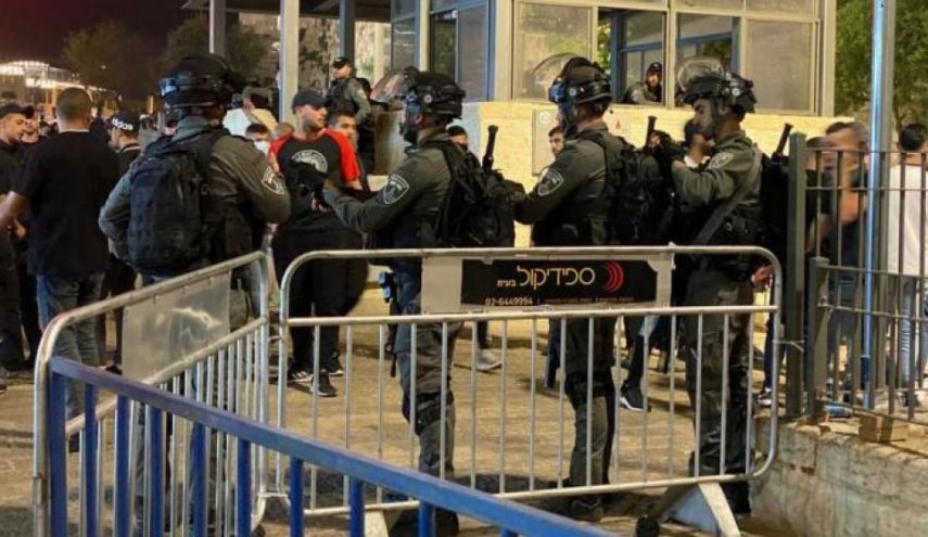 الاحتلال يمنع 11 مقدسيًّا من السفر إلى الخارج