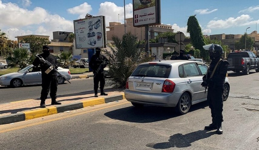 قائد جماعة مسلحة ليبية يهدد بإغلاق مؤسسات الدولة في طرابلس