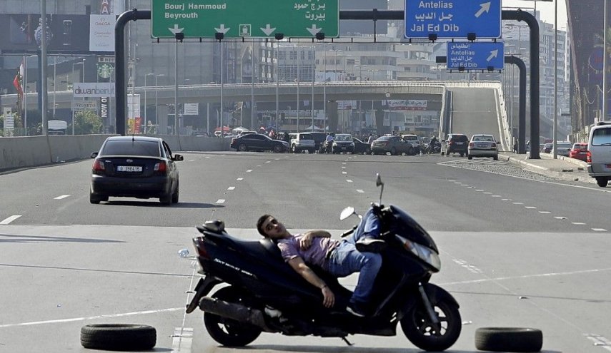 لبنان.. قطع الطرقات تزامنا مع إضراب قطاع النقل البري