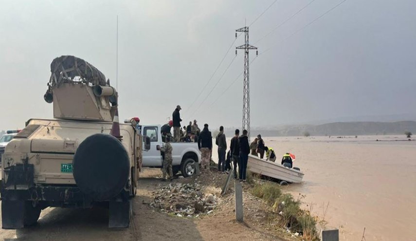 بالصور.. انقاذ عائلة حاصرتها السيول في كركوك
