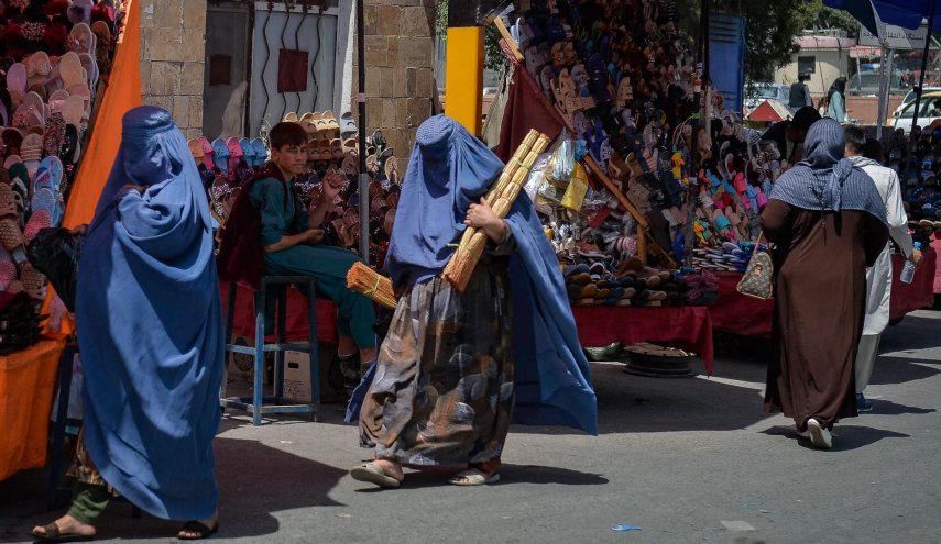 انخفاض قيمة العملة الأفغانية يفاقم الأزمة الاقتصادية في البلاد
