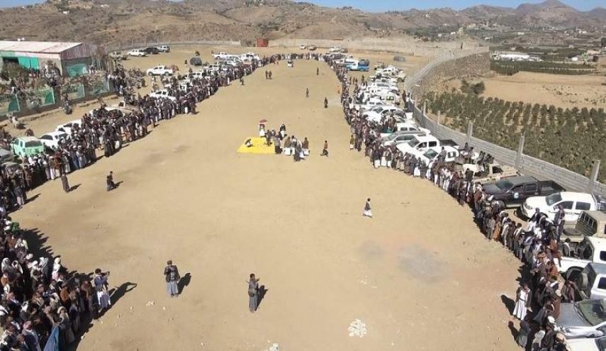 أبناء صعدة يسيرون قافلة عينية ومالية بمناسبة ذكرى الشهيد