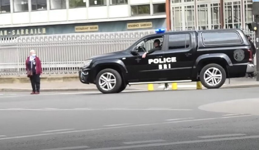 مسلح يحتجز رهينتين في فرنسا ويطلب لقاء وزير العدل  