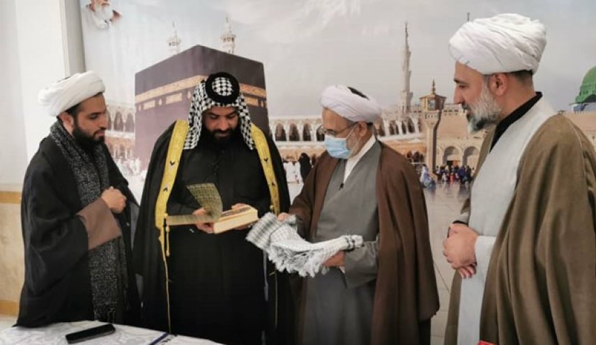 اهدای قرآن رهبر انقلاب به خانواده عراقی که 4 فرزندش را در راه خدمت به زوار از دست داد+تصاویر
