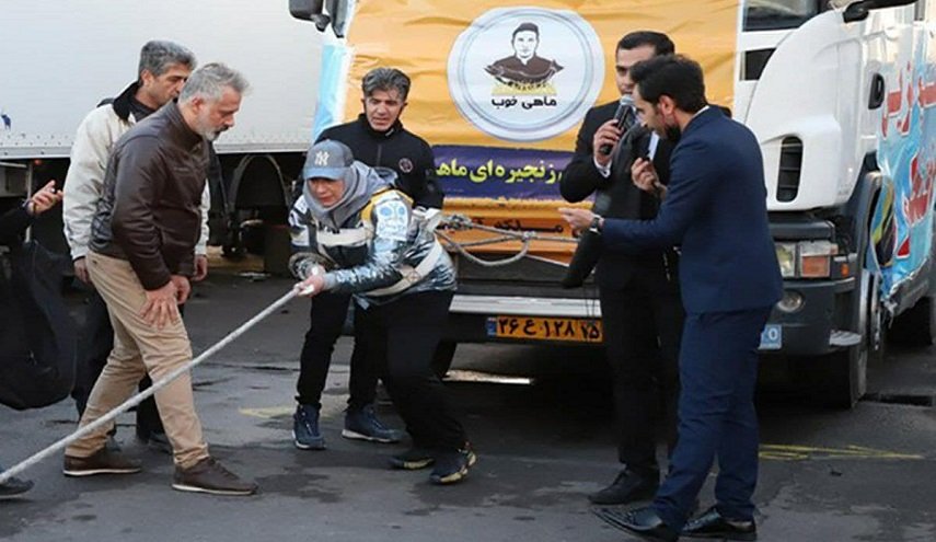  الإیرانیة كيتي موسوي تحطم رقمها العالمي في غينيس بسحب الشاحنات