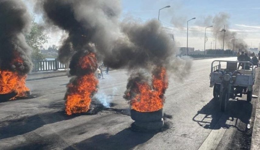 العراق..محتجون يقطعون شوارع في الناصرية على خلفية استقالة المحافظ+صور