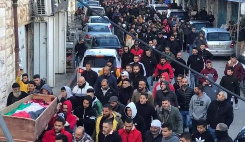  رام الله..موكب مهيب يشيع جثمان الشهيدة المسنة غدير