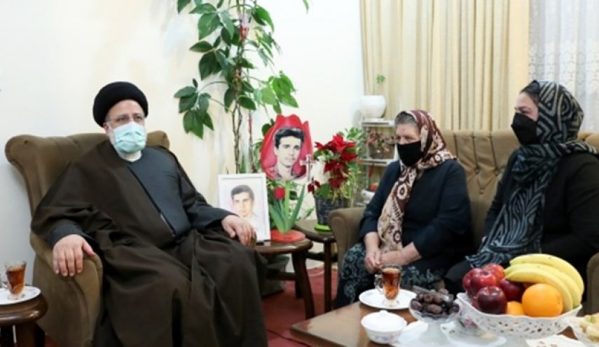 حضور رئیس‌جمهور در منزل شهید مسیحی/ رئیسی: همه شهدا مایه افتخار هستند