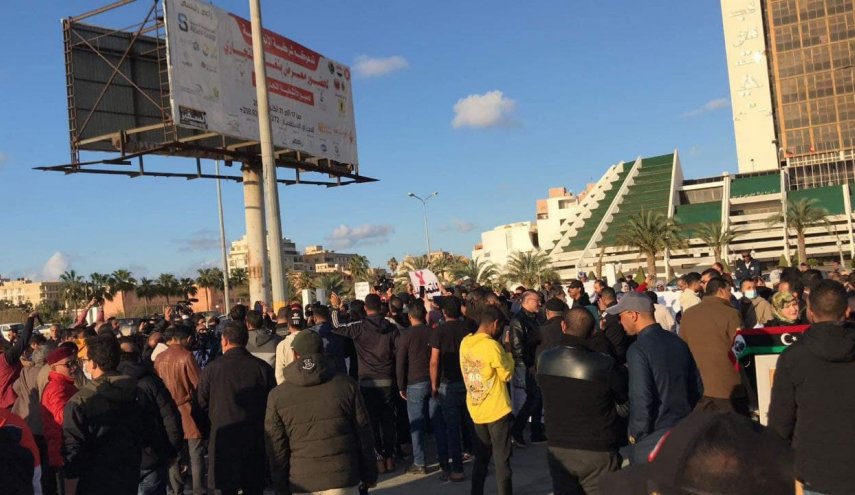 شاهد بالصورمظاهرات في بنغازي ضد تأجيل الانتخابات الرئاسية
