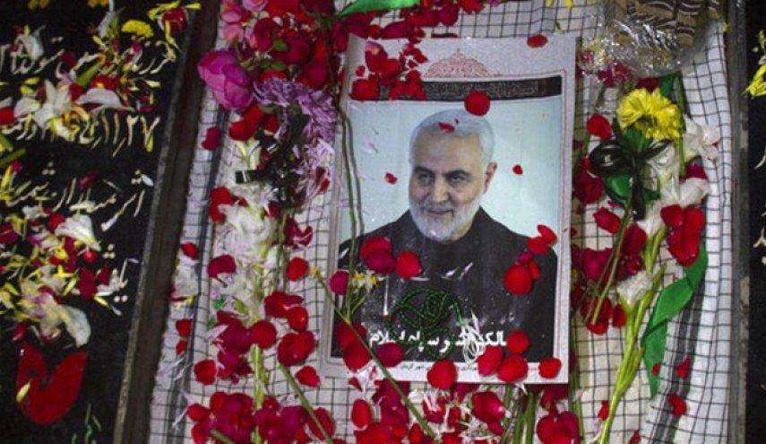تجدید عهد جنبش فلسطینی با شهید سلیمانی بر سر مزارش +عکس