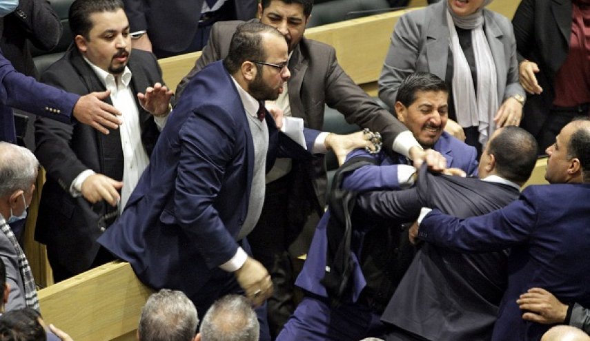 رئيس مجلس النواب الأردني يعتذر عن حادثة العراك بين النواب