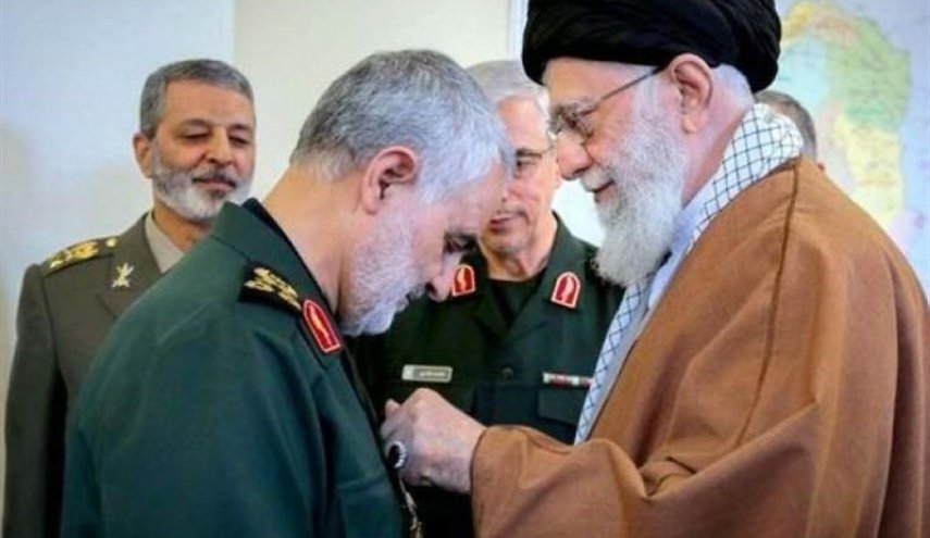 تصویر امضای رهبر انقلاب روی کفن شهید سردار سلیمانی