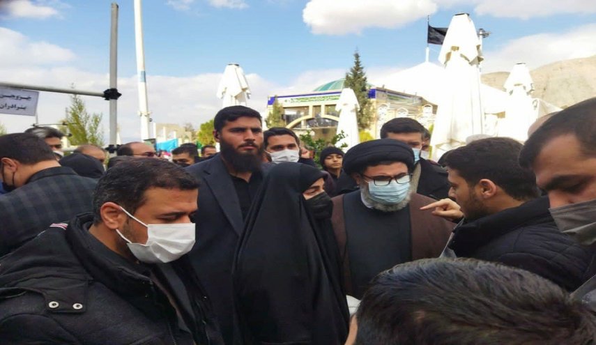 حضور معاون سید حسن نصرالله وخانواده شهید سلیمانی در گلزار شهدای کرمان + تصویر