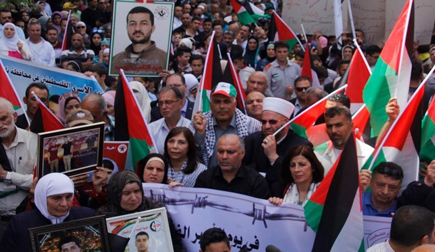 مسيرة غاضبة تجوب شوارع رام الله نصرة للأسرى المرضى