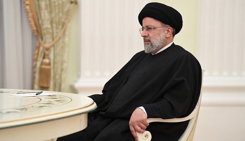 صورة.. الرئيس الإيراني يقيم الصلاة في الكرملين