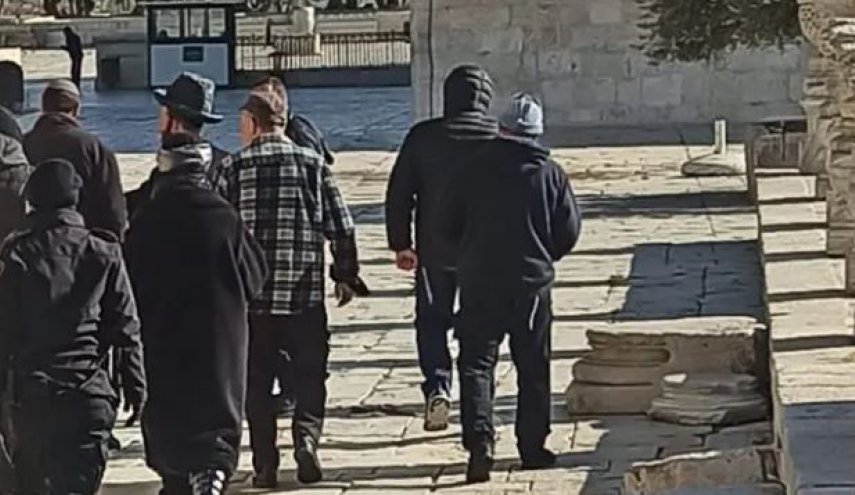 عشرات المستوطنين يقتحمون المسجد الأقصى 
