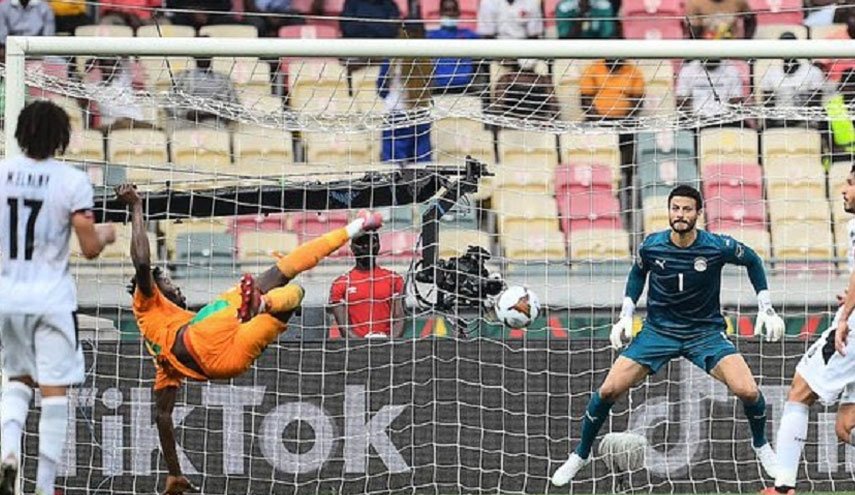 'الشناوي' يتعرض لإصابة قوية ويضطر لمغادرة مباراة الفراعنة و الأفيال 