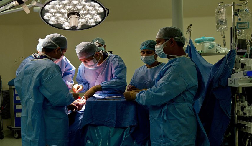 روبوت يجري ' أول عمل جراحي دقيق' بأداء أفضل من البشر