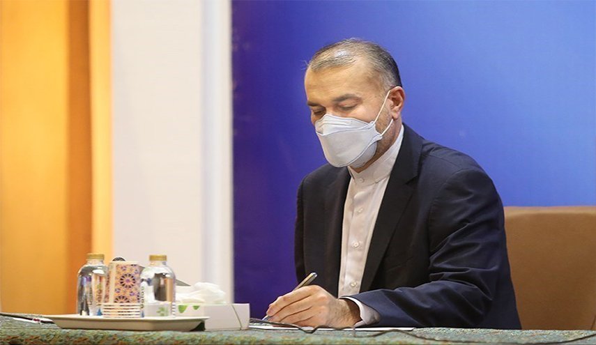 وزير الخارجية الإيراني يجري مباحثات هاتفية مع نظيرته الأسترالية
