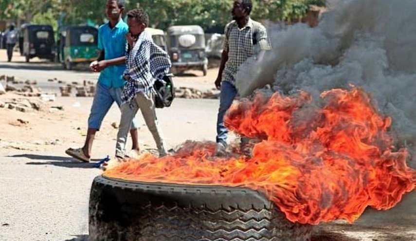 نیروهای امنیتی سودان به سوی معترضان ضد کودتا گاز اشک‌آور پرتاب کردند
