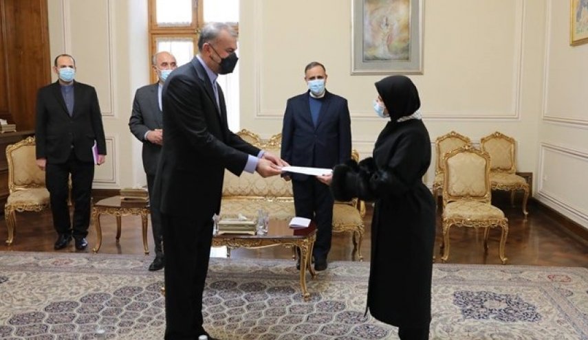 تقدیم پیش نویس استوارنامه سفرای جدید فلسطین و کوبا به امیرعبداللهیان