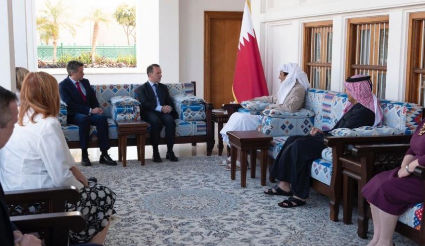 أمير قطر يستقبل وفدا برلمانيا بريطانيا في الدوحة