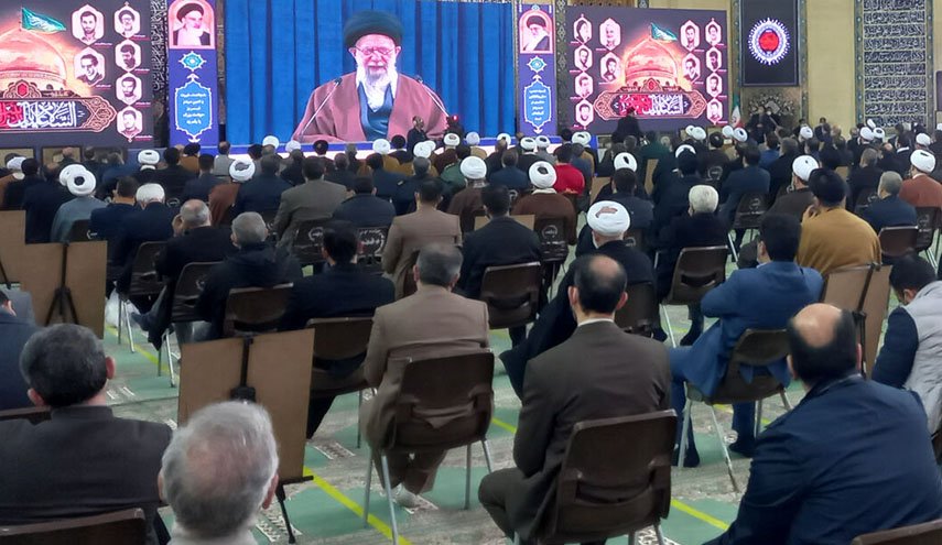 کسی که زندگی اشرافی دارد یا دم از تسلیم می‌زند نمی‌تواند به انقلاب پایبند باشد