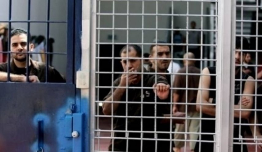 الأسرى الفلسطينيون يغلقون جميع الأقسام في سجون الاحتلال