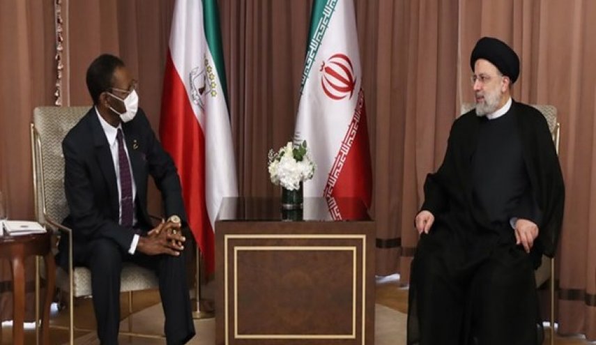 رئيسي: على الدول الأفريقية وعبر استخدام خبراتها عدم السماح لتدخل الغربيين