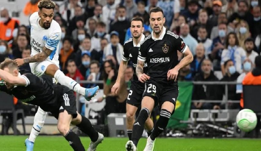 كونفرنس ليغ: لاعب يطالب الحكم بإلغاء هدف له