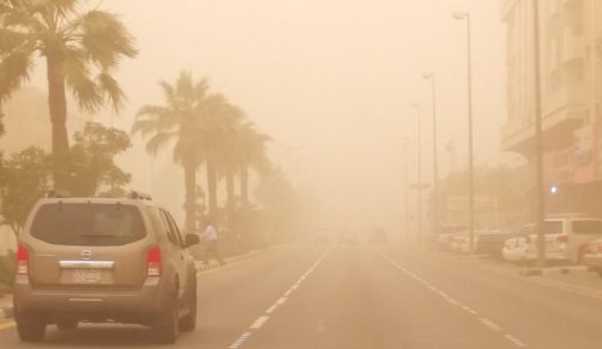 عاصفة ترابية تضرب شمال العاصمة السعودية 