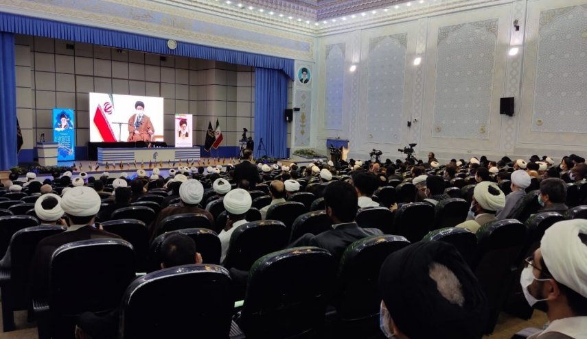 قائد الثورة الاسلامیة: النظر إلى الخطوة الثانية للثورة يجب أن يكون علميا