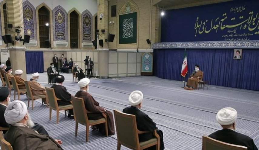 رهبر انقلاب: ساده‌لوح‌تر از کسی که می‌گوید قدرت دفاعی را برای حساس نشدن دشمن کاهش دهیم وجود ندارد