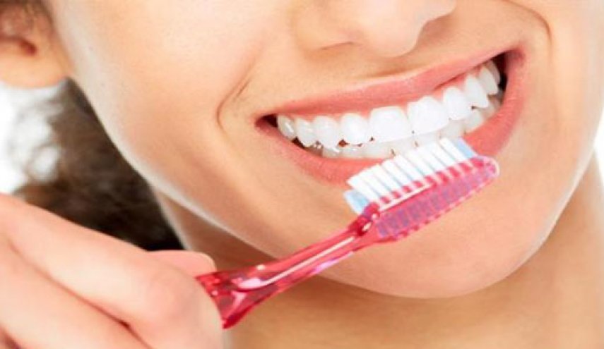 خمسة اخطاء نرتكبها عند تنظيف أسناننا