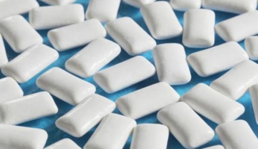 مخاطر صحية لمضغ العلكة لا يعرفها الكثير من الناس