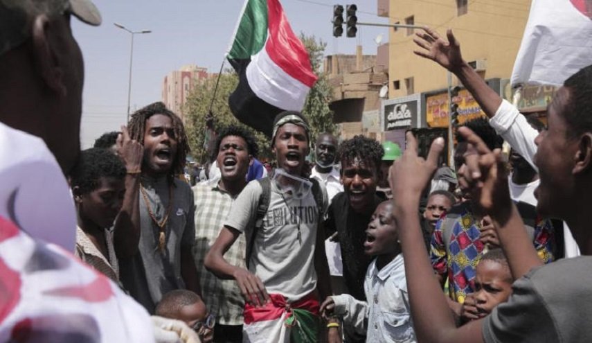 آلاف السودانيين يتظاهرون ضد حكم العسكر وغلاء الخبز